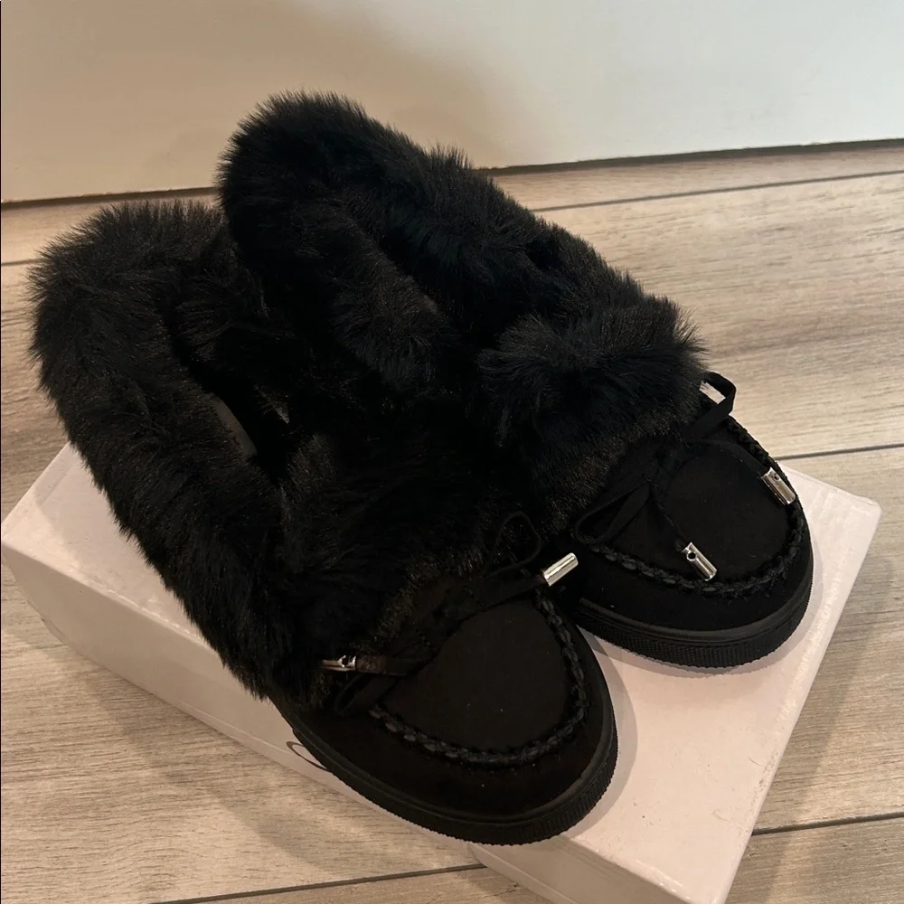 Olivia Miller Girl! Black faux fur lined slip on moccasins shoes size 2